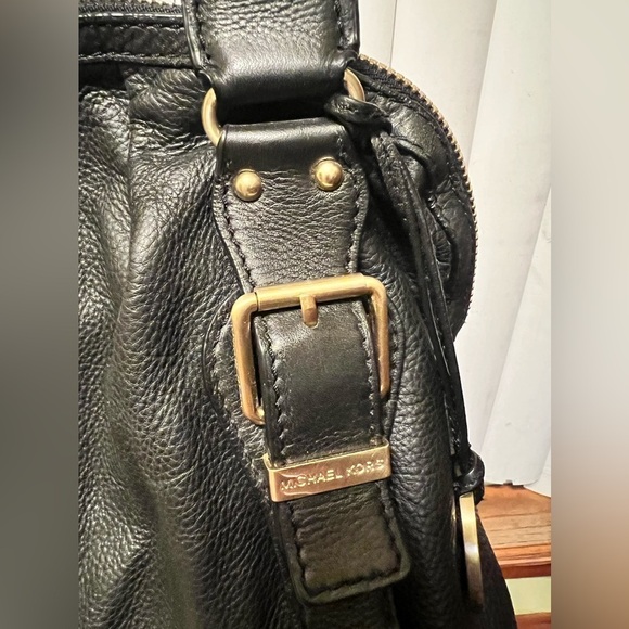 MICHAEL KORS ASTOR SHOULDER HOBO SATCHEL TOTE HANDBAG BLACK LEATHER
BUCKLES STUD - Picture 5 of 17